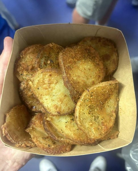 切尔西因出售盗版“撒香料的土豆”以资助10亿英镑的转会支出而受到抨击
