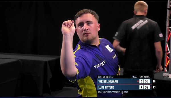 卢克·利特勒 (Luke Littler) 在世界比洞赛首轮出局后首场飞镖比赛中击败范·格文 (Van Gerwen) 赢得球员锦标赛第 15 名