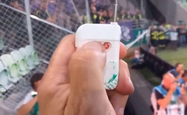 在激烈的德比比赛中，观看疯狂的球迷引爆安装在客场的遥控烟雾弹