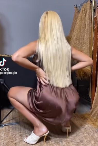 克里斯蒂亚诺·罗纳尔多 (Cristiano Ronaldo) 的女友乔治娜·罗德里格斯 (Georgina Rodriguez) 在宣传 Netflix 剧集时扭臀并展示令人震惊的新造型