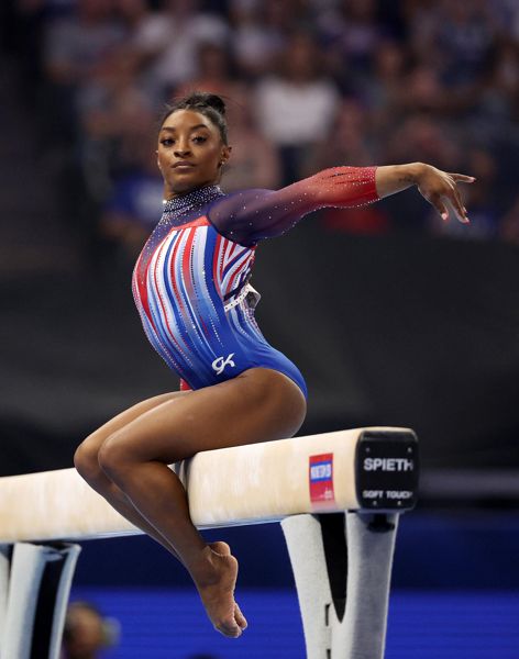西蒙·拜尔斯 (Simone Biles) 如何克服虐待地狱和“曲折”的斗争，成为奥运山羊……作为羞耻的恋童医生在监狱里腐烂