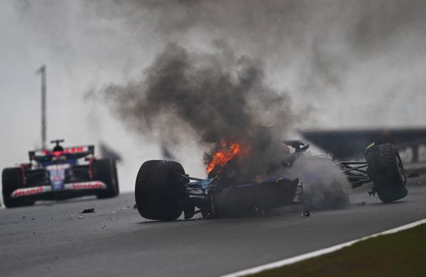 荷兰大奖赛练习赛中，F1赛车以每小时110英里的速度发生严重撞车事故，摄制组被迫冲出现场