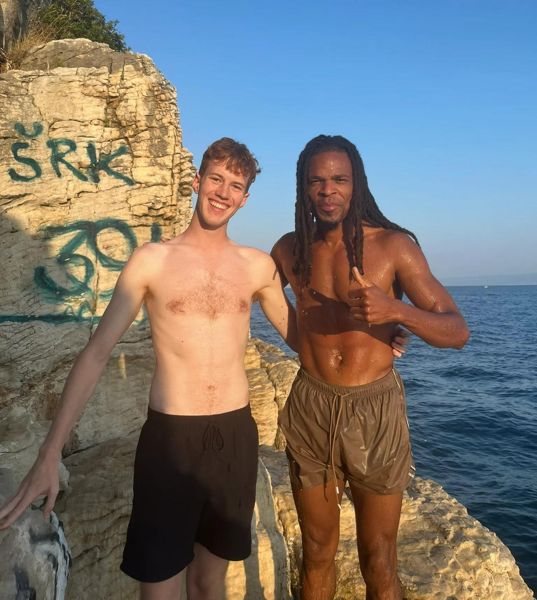 英超冠军前锋在克罗地亚海滩上被球迷发现后，他留着长长的辫子，看起来完全认不出来了
