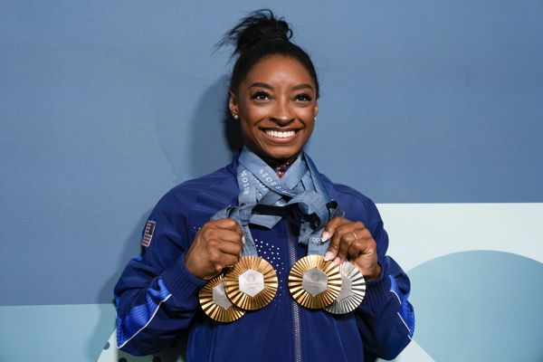 西蒙·拜尔斯 (Simone Biles) 在巴黎奥运会上赢得历史性的三枚金牌后，展示了价值 160,000 美元的梅赛德斯 G-Wagon 定制礼物