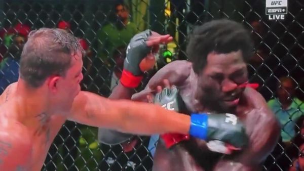 令人作呕的时刻 UFC 战斗机“确实击败了对手”，但对手却令人惊讶地继续战斗