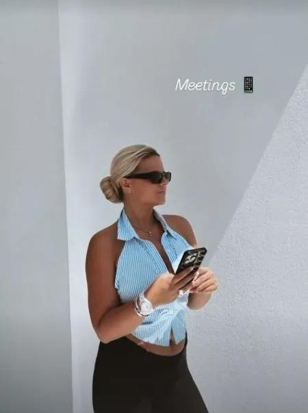 迷人的拳击台女孩阿波罗尼亚·卢埃林 (Apollonia Llewellyn) 身着别致的服装，令人震惊的职业转变