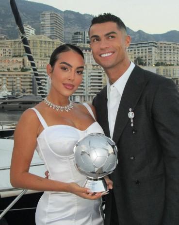 乔治娜·罗德里格斯 (Georgina Rodriguez) 穿着大胆的服装抢尽风头，庆祝克里斯蒂亚诺·罗纳尔多 (Cristiano Ronaldo) 获奖，球迷称其为“女王中的女王”