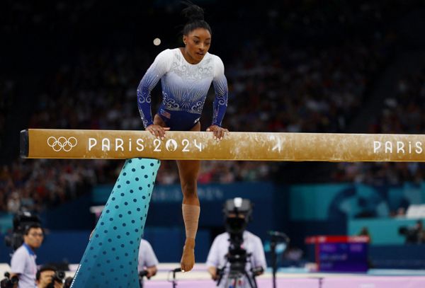 西蒙·拜尔斯(Simone Biles)从横梁上摔下来，并在与人群发生奇怪的口角时告诉巴黎奥运会球迷“别嘘”