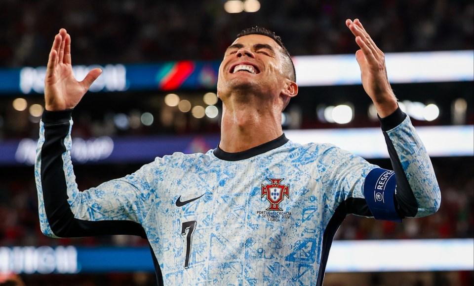 39 岁的克里斯蒂亚诺·罗纳尔多 (Cristiano Ronaldo) 泪流满面，成为史上第一位打进 900 球的球员