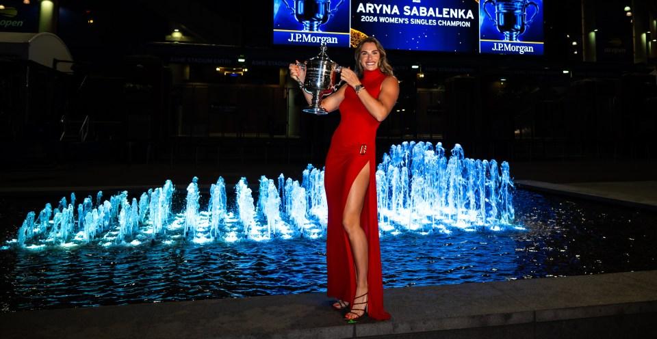 新美国公开赛冠军阿琳娜·萨巴伦卡 (Aryna Sabalenka) 在战胜杰西卡·佩古拉 (Jessica Pegula) 后，身着大胆的红色连衣裙惊艳亮相，并展示了令人惊叹的纹身