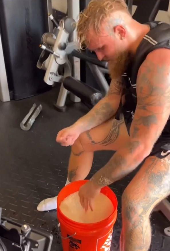 观看杰克·保罗在迈克·泰森比赛前用一桶大米进行的奇怪的手部训练练习