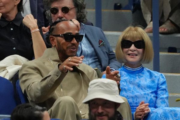 刘易斯·汉密尔顿 (Lewis Hamilton) 在观看美国网球公开赛决赛时收到《Vogue》编辑安娜·温图尔 (Anna Wintour) 的时尚建议