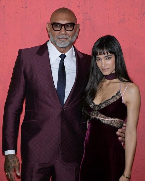 WWE 传奇人物和好莱坞明星在经历了令人震惊的身体改造后，在红地毯上与迷人的搭档看起来面目全非