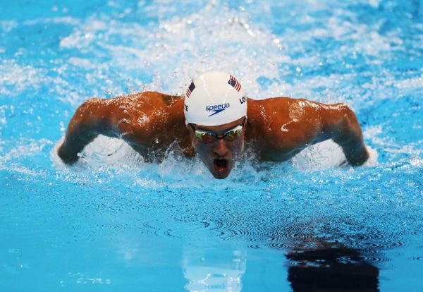 奥运英雄瑞安·罗切特 (Ryan Lochte) 在接孩子放学时遭遇可怕车祸，腿部骨折