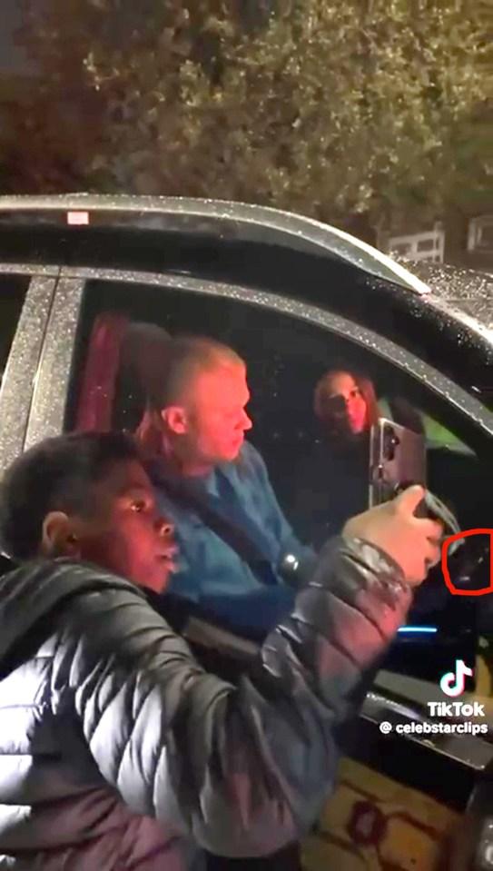 埃尔林·哈兰德离开阿提哈德后，在驾驶价值 25 万英镑的奔驰车时被发现“滚动”手机