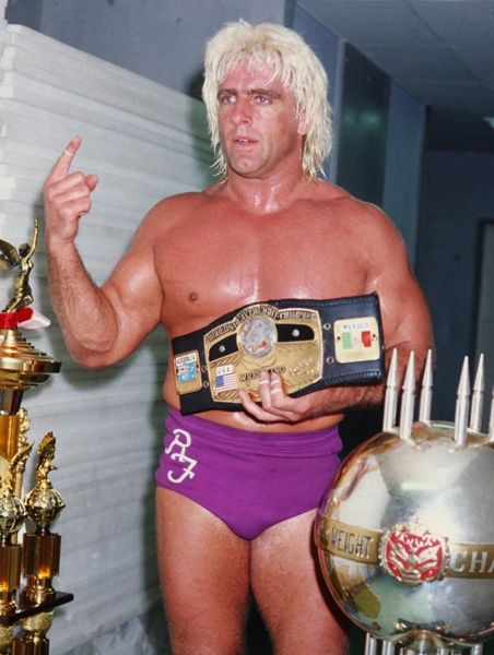 WWE 名人堂成员里克·弗莱尔 (Ric Flair) 疯狂的爱情生活，从他的五次婚姻到与 10,000 个女人上床
