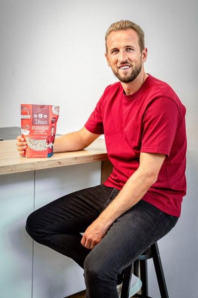 哈里·凯恩 (Harry Kane) 在成为粥品牌代言人后转向演艺事业，出演尴尬的广告