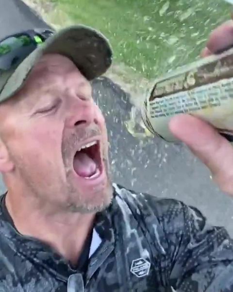 观看 WWE 传奇 Stone Cold Steve Austin 尝试喝啤酒却出了滑稽的错误
