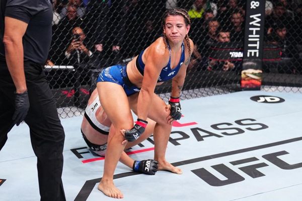 观看 UFC 拳手在称重时浑身颤抖、哭泣一天后，在击败对手的脸上进行电臀舞，取得惊人的胜利