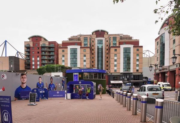 切尔西以 7650 万英镑将两家酒店出售给姊妹公司，引发争议，被英超联赛批准