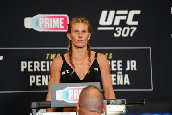 UFC明星透露，她在经历戏剧性的身体转变后被送往医院并“尿血”