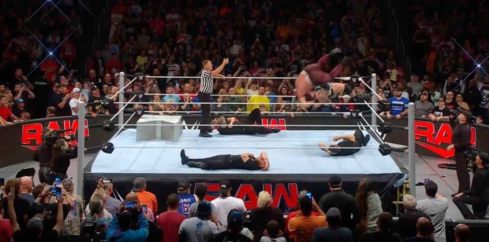 观看 WWE 擂台倒塌，“到处都是尸体”，评论员尖叫“现在还有什么可以摧毁的”