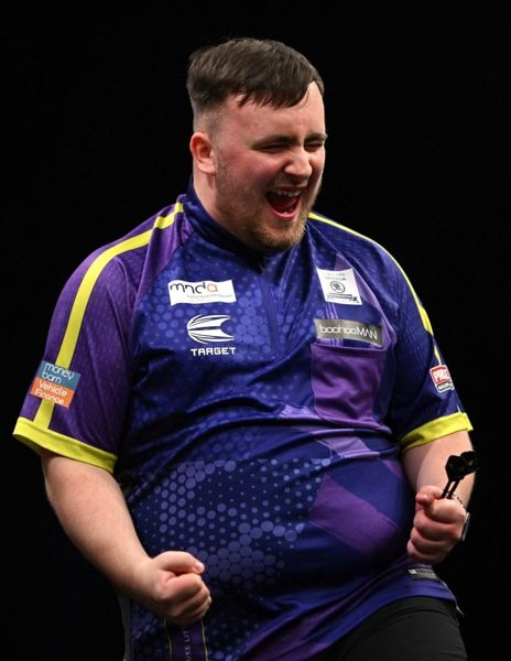 卢克·利特勒 (Luke Littler) 追随埃里克·布里斯托 (Eric Bristow) 等飞镖传奇人物的脚步，在奥切 (oche) 取得成功后签署了重大电视合同