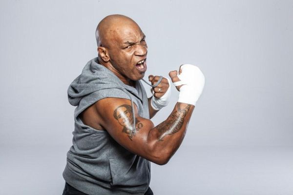 迈克·泰森 (Mike Tyson) 和杰克·保罗 (Jake Paul) 价值 8000 万美元的对决如何凭借测谎仪失误和价值 200 万美元的 VIP 座位成为“拳击界最大的怪胎秀”