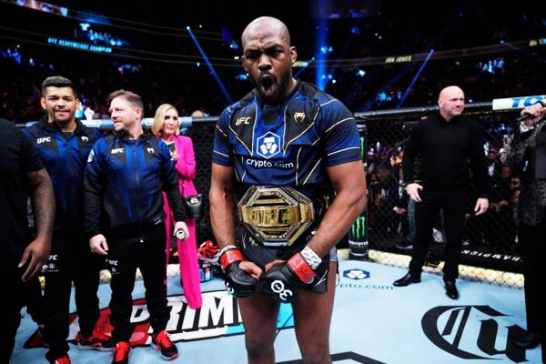 就在 UFC 309 比赛前几天，达纳·怀特 (Dana White) 的乔恩·琼斯 (Jon Jones) 预言成真，MMA 传奇人物进行大规模退役
