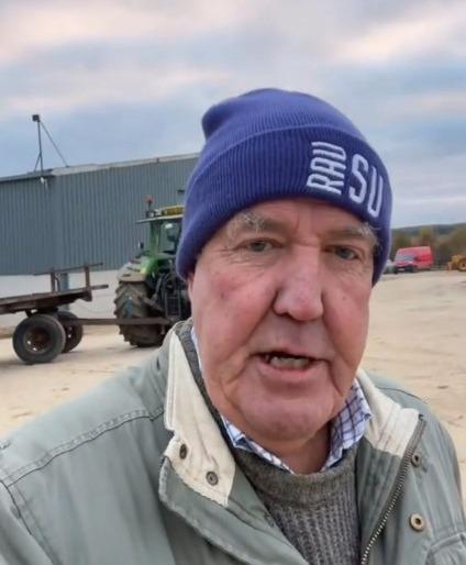 F1 明星因在电视明星农场里花了 40 分钟倒车而被杰里米·克拉克森 (Jeremy Clarkson) 节目精彩地点名