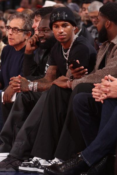 曼联球星马库斯·拉什福德与前队友一起坐在场边观看 NBA 比赛，享受国际比赛日