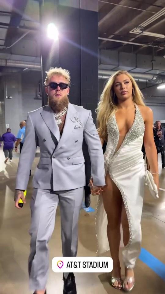 杰克·保罗 (Jake Paul) 女友朱塔·莱尔丹 (Jutta Leerdam) 在迈克·泰森 (Mike Tyson) 比赛中身穿开叉连衣裙抢尽风头