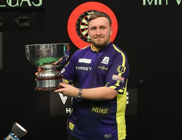 卢克·利特尔 (Luke Littler) 击败马丁·卢克曼 (Martin Lukeman) 赢得飞镖大满贯，17 岁成为百万富翁