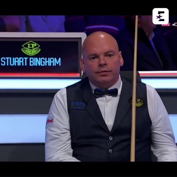 斯图尔特·宾汉姆 (Stuart Bingham) 在英国锦标赛上失手后怒斥斯诺克摄影师，然后摇头摇头