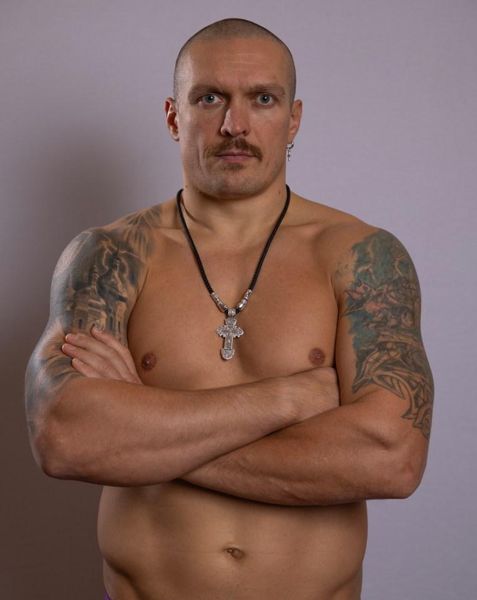 奥莱克桑德·乌西克 (Oleksandr Usyk) 在准备与泰森·富里 (Tyson Fury) 较量时解释了他的纹身，从孩子的名字到奥运五环