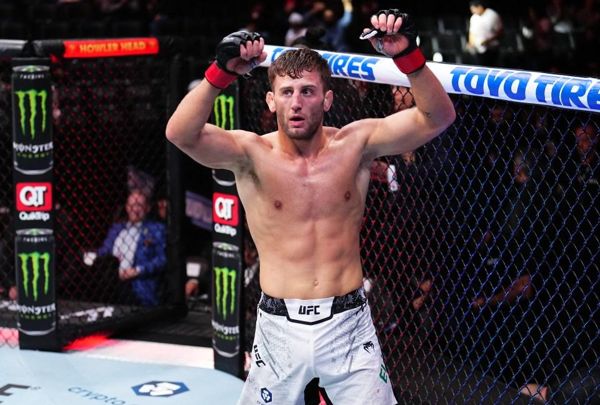 威尔士 UFC 球星奥班·埃利奥特 (Oban Elliott) 凭借巴西柔术棕带为令人难以置信的 2024 年画上圆满句号，同时他也着眼于 2025 年的盛大赛事和大规模的马斯维达尔之战
