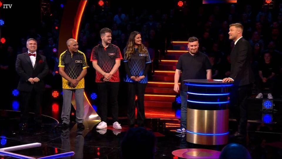 观看飞镖巨星卢克·利特勒 (Luke Littler) 在 Bullseye 上获得 180 分的那一刻，飞镖表演终于迎来了期待已久的回归