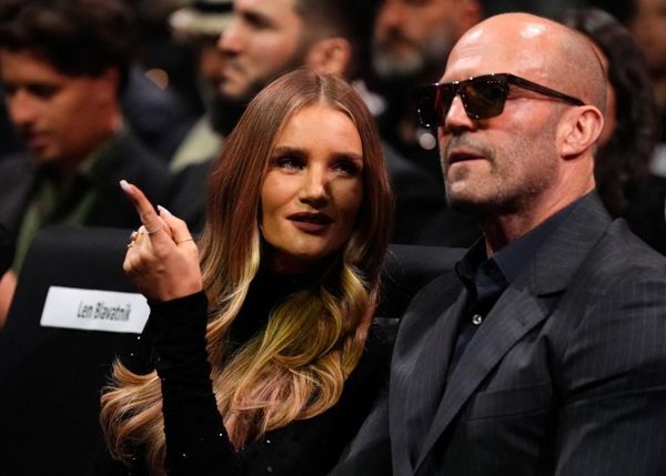 罗尼·奥沙利文 (Ronnie O'Sullivan) 在泰森·富里 (Tyson Fury) 对阵奥莱克桑德·乌西克 (Oleksandr Usyk) 的观众中领衔名人，好莱坞传奇人物也加入了他的行列