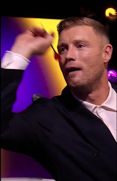 弗雷迪·弗林托夫 (Freddie Flintoff) 在主持改编的电视经典《靶心》(Bullseye) 时取得惊人壮举，称赞他的“最出色的体育成就”