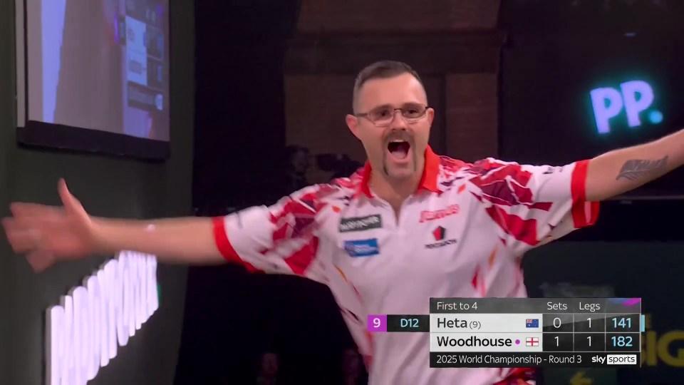 卢克·伍德豪斯 (Luke Woodhouse) 复出后，达蒙·赫塔 (Damon Heta) 成为世界飞镖锦标赛九镖诅咒的最新受害者