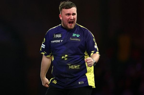 卢克·利特勒（Luke Littler）在面对瑞安·乔伊斯（Ryan Joyce）的恐惧中咆哮，准备与阿斯皮诺尔（Aspinall）进行世界锦标赛四分之一决赛