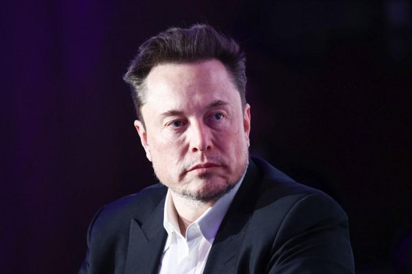 埃隆·马斯克希望以大规模收购的方式收购利物浦，他的父亲担心俱乐部会提高世界首富的价格