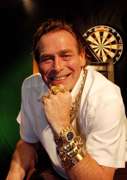 传奇人物鲍比·乔治 (Bobby George) 表示，如今的飞镖运动员都裹着棉絮，有看护人，并且在比赛期间不喝酒