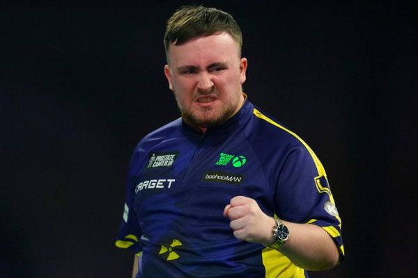 卢克·利特勒 (Luke Littler) 击打“大鱼”(Big Fish)，击败史蒂芬·邦廷 (Stephen Bunting)，与范·格文 (Van Gerwen) 展开令人垂涎的世界锦标赛决赛