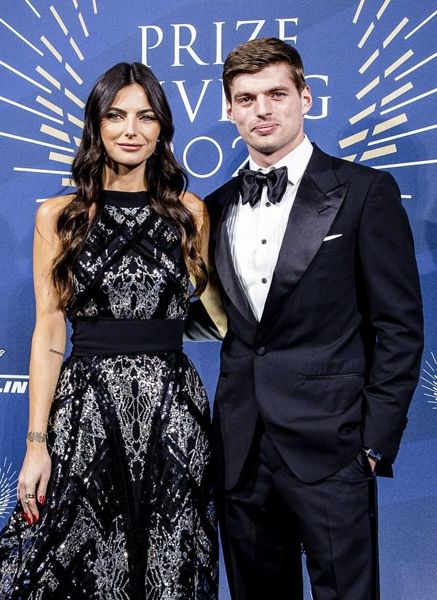 马克斯·维斯塔潘 (Max Verstappen) 斥资 1200 万英镑购买了名为“释放狮子”(Unleash the Lion) 的超级游艇，该游艇长 108 英尺，拥有自己的海滩俱乐部