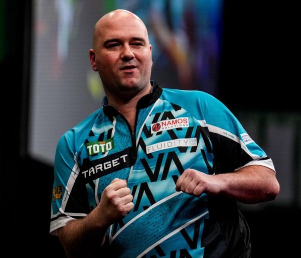 罗布·克罗斯（Rob Cross）在决赛中击败斯蒂芬·邦廷（Stephen Bunting）后，被迫抛弃荷兰飞镖大师奖杯