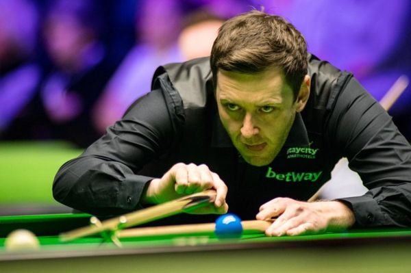 现年42岁的里基·沃登（Ricky Walden）被迫送往医院