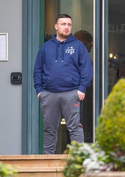 17 岁的脚踏实地的英雄卢克·利特勒 (Luke Littler) 在赢得 50 万英镑的世界飞镖锦标赛冠军后仅几个小时就带着家人出去了