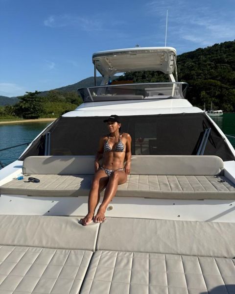 蒂亚戈·席尔瓦（Thiago Silva）的Wag Belle在16岁的儿子Isago上享受豪华游艇的阳光突破，为切尔西U-18首次亮相