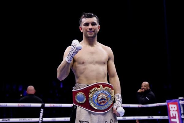 杰克·卡特尔（Jack Catterall）vs阿诺德·巴尔博萨（Arnold Barboza Jr）精确的环条时间：战斗将在英国几点开始？
